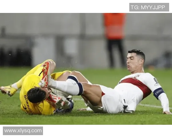 C罗意外曝光私密瞬间引发热议球迷纷纷围观讨论 C罗意外曝光私密瞬间引发热议球迷纷纷围观讨论